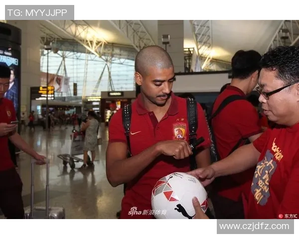 足球明星惊艳现身成都机场引发球迷热烈追捧与合影狂潮 足球明星惊艳现身成都机场引发球迷热烈追捧与合影狂潮