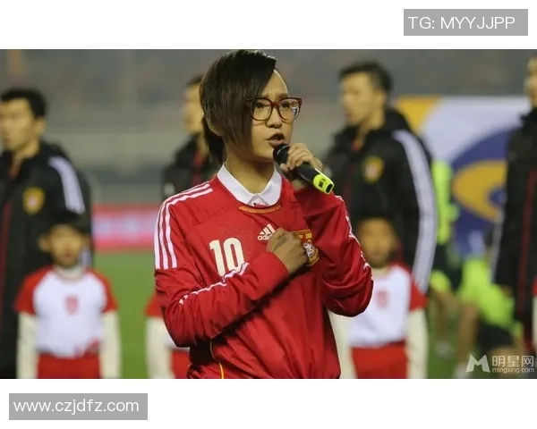 足球明星在赛场上挥手庆祝的精彩瞬间定格成美丽画面