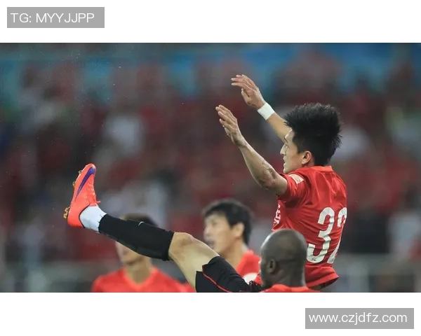 足球明星下大巴精彩瞬间视频回顾引发球迷热议与期待 足球明星下大巴精彩瞬间视频回顾引发球迷热议与期待